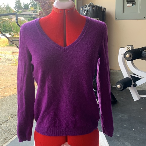 Purple cashmere sweater with v neck - Picture 4 of 4